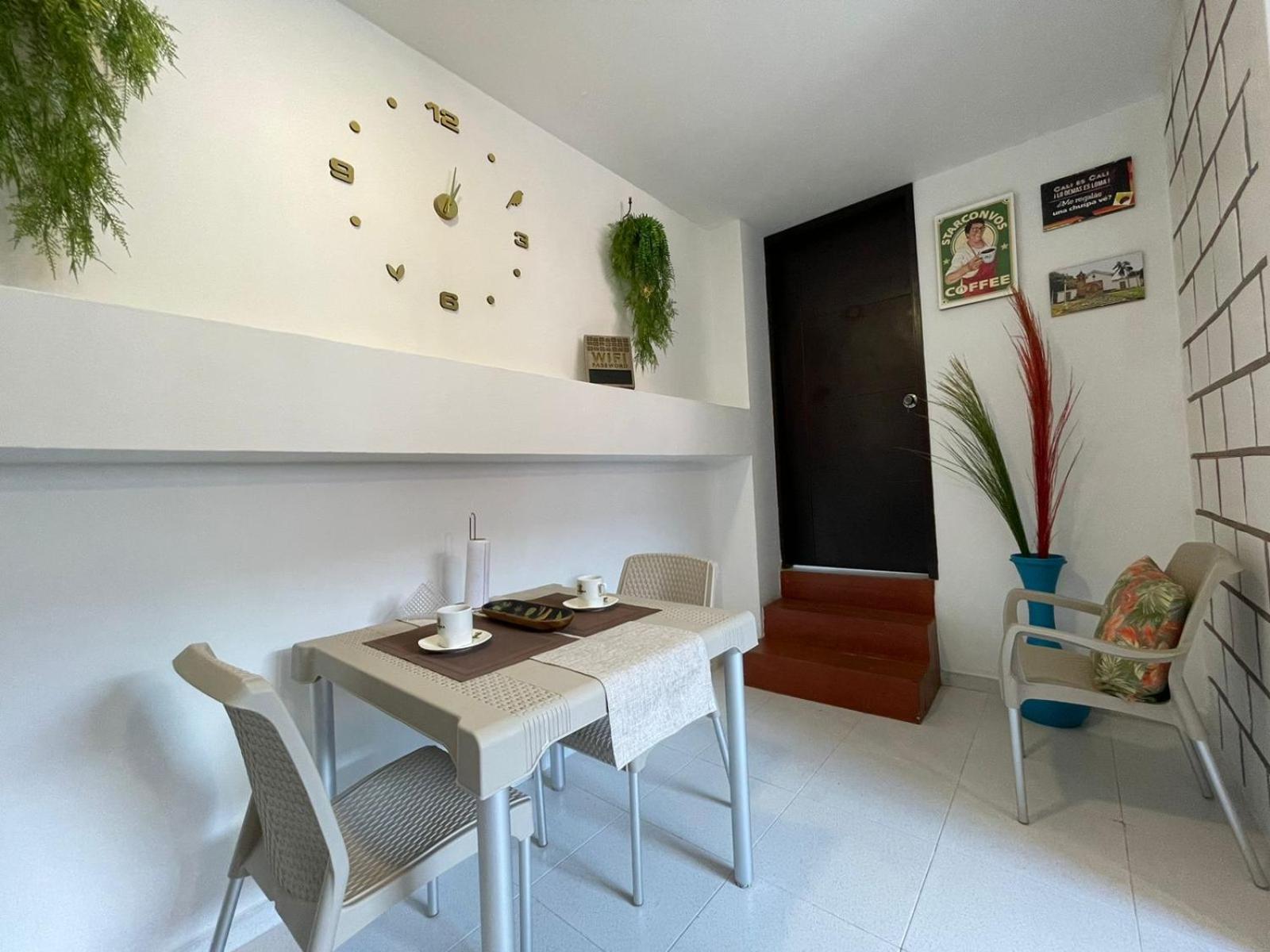 White Castle Apartastudio Apartment Cali Luaran gambar